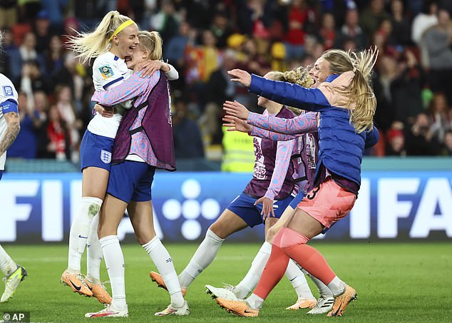 England's Chloe Kelly, left, celebrates after scoring the last goal during a penalty shootout