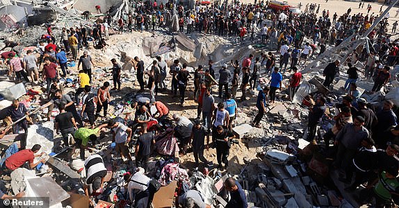 Palestinians search for casualties at the site of an Israeli strike on a house during the ongoing Israeli-Palestinian conflict, in Khan Younis in the southern Gaza Strip October 19, 2023. REUTERS/Mohammed Salem