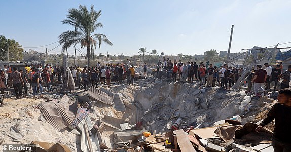 Palestinians search for casualties at the site of an Israeli strike on a house during the ongoing Israeli-Palestinian conflict, in Khan Younis in the southern Gaza Strip October 19, 2023. REUTERS/Mohammed Salem