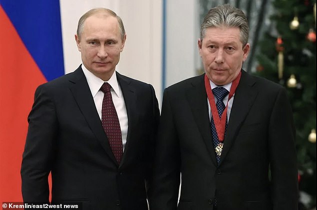 Lukoil vice-president Ravil Maganov (R), pictured with Vladimir Putin (L)