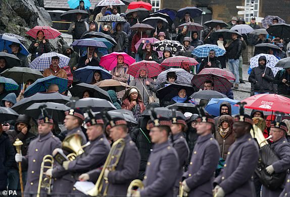 Members of the public watch 16 Regiment Royal Artillery fire a 21 Gun salute at Edinburgh Castle to mark the 75th birthday of King Charles III. Picture date: Tuesday November 14, 2023. PA Photo. See PA story ROYAL King. Photo credit should read: Andrew Milligan/PA Wire