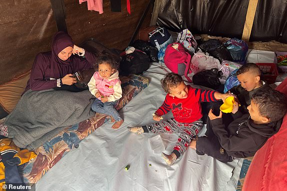 Displaced Palestinians, who fled their houses due to Israeli strikes, shelter in tents at Nasser hospital, amid the ongoing conflict between Israel and Palestinian Islamist group Hamas, in Khan Younis in the southern Gaza Strip November 19, 2023. REUTERS/Saleh Salem