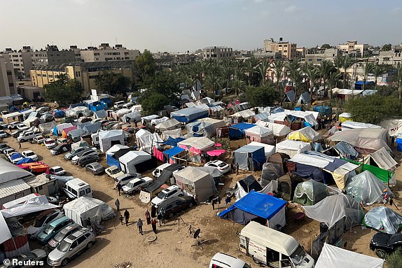 Displaced Palestinians, who fled their houses due to Israeli strikes, shelter in tents at Nasser hospital, amid the ongoing conflict between Israel and Palestinian Islamist group Hamas, in Khan Younis in the southern Gaza Strip November 19, 2023. REUTERS/Saleh Salem