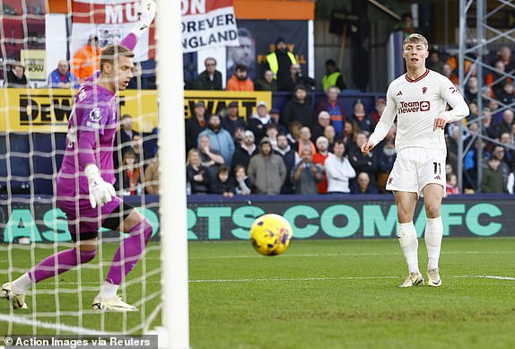 Soccer Football - Premier League - Luton Town v Manchester United - Kenilworth Road, Luton, Britain - February 18, 2024 Manchester United's Rasmus Hojlund scores their second goal Action Images via Reuters/Peter Cziborra NO USE WITH UNAUTHORIZED AUDIO, VIDEO, DATA, FIXTURE LISTS, CLUB/LEAGUE LOGOS OR 'LIVE' SERVICES. ONLINE IN-MATCH USE LIMITED TO 45 IMAGES, NO VIDEO EMULATION. NO USE IN BETTING, GAMES OR SINGLE CLUB/LEAGUE/PLAYER PUBLICATIONS.