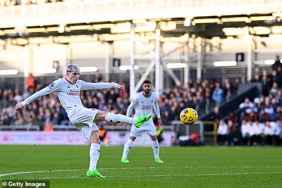 LUTON, ENGLAND - FEBRUARY 18: Alejandro Garnacho of Manchester United shoots and assists for his team's second goal which was scored by Rasmus Hojlund of Manchester United (not pictured) during the Premier League match between Luton Town and Manchester United at Kenilworth Road on February 18, 2024 in Luton, England. (Photo by Shaun Botterill/Getty Images)