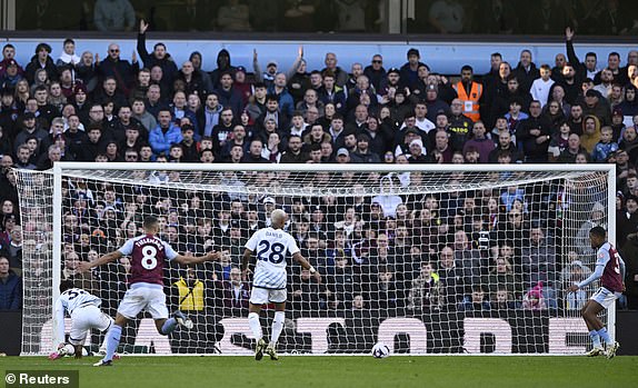 Soccer Football - Premier League - Aston Villa v Nottingham Forest - Villa Park, Birmingham, Britain - February 24, 2024 Aston Villa's Leon Bailey scores their fourth goal REUTERS/Tony Obrien NO USE WITH UNAUTHORIZED AUDIO, VIDEO, DATA, FIXTURE LISTS, CLUB/LEAGUE LOGOS OR 'LIVE' SERVICES. ONLINE IN-MATCH USE LIMITED TO 45 IMAGES, NO VIDEO EMULATION. NO USE IN BETTING, GAMES OR SINGLE CLUB/LEAGUE/PLAYER PUBLICATIONS.