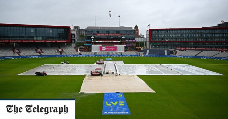 Rain set to delay play at Old Trafford