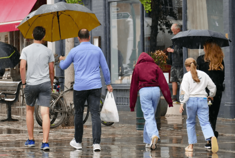 UK weather: Brits brace for TEN straight days of rain with temperatures plummeting