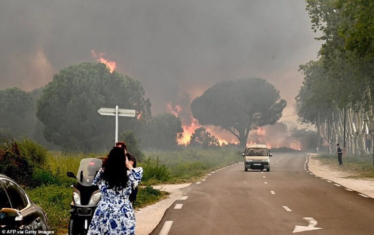 More than 3,000 tourists evacuated from Brit holiday hotspot as ‘catastrophic’ wildfires ravage homes and campsite near French seaside resort