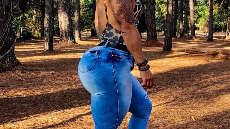 I’m the world’s best ‘botty-builder’ – I want the biggest natural bum on Earth so I do an hour of squats DAILY I’m the world’s best ‘botty-builder’ – I want the biggest natural bum on Earth so I do an hour of squats DAILY