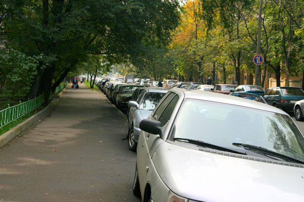 Edinburgh to ban cars from parking on the pavement as drivers risk £100 fine