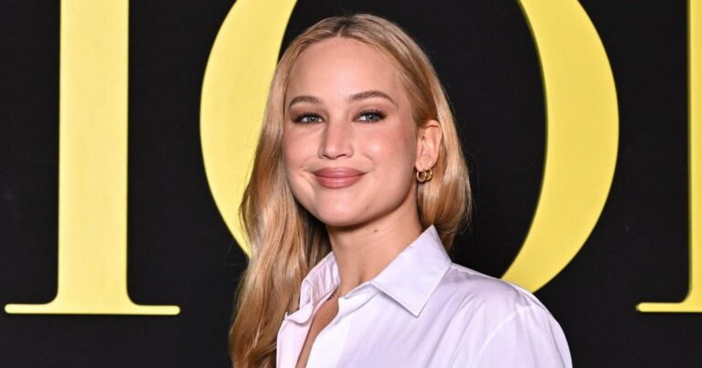 Jennifer Lawrence speaks to Kylie Jenner about plastic surgery rumours Jennifer Lawrence speaks to Kylie Jenner about plastic surgery rumours