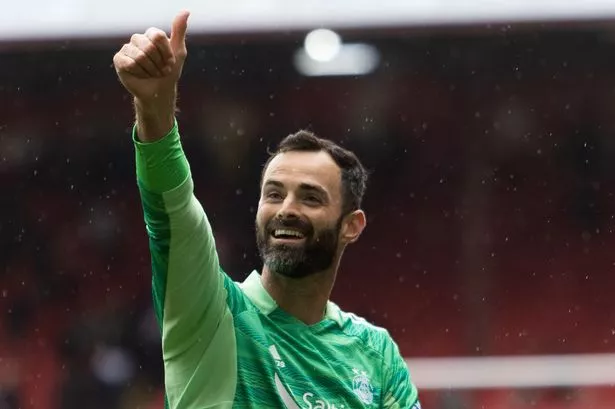 Veteran goalkeeper links up with Manchester United