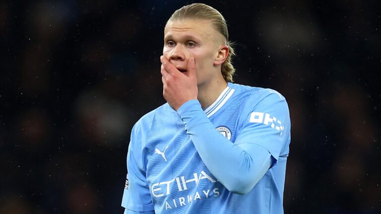 Erling Haaland misses astonishing open goal for Man City against Tottenham as fans reignite Darwin Nunez debate