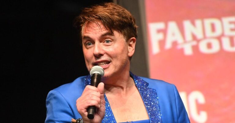 John Barrowman baffles fans as he furiously kicks off online John Barrowman baffles fans as he furiously kicks off online