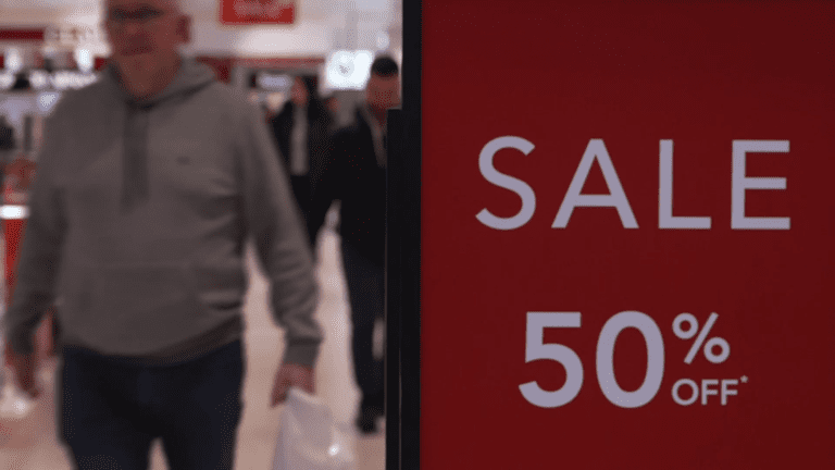 Boxing Day sale numbers up but shoppers wary of big spending – Channel 4 News Boxing Day sale numbers up but shoppers wary of big spending – Channel 4 News