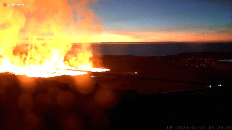 Houses set alight as rivers of lava surround town – Channel 4 News Houses set alight as rivers of lava surround town – Channel 4 News