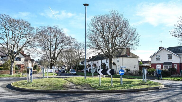 ‘Stunning stupidity,’ drivers say after bungling council workmen paint ‘pointless’ double yellow lines on a ROUNDABOUT ‘Stunning stupidity,’ drivers say after bungling council workmen paint ‘pointless’ double yellow lines on a ROUNDABOUT
