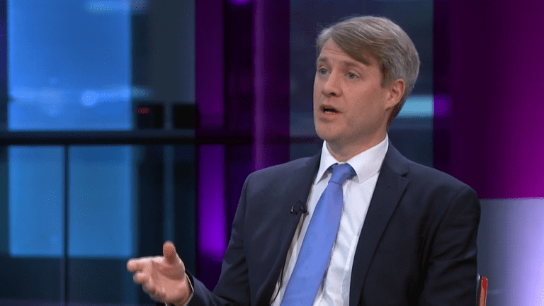 ‘It’s about commitment, not money’ – Labour climate U-turn criticised by former energy minister – Channel 4 News