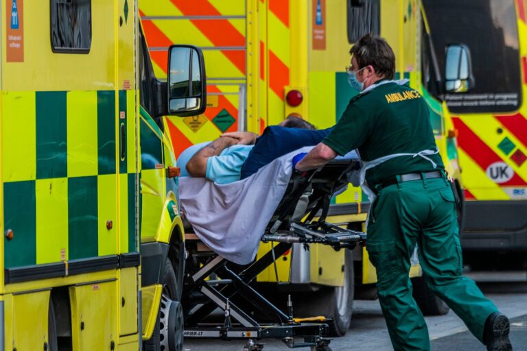 35,000 patients wait for 12 hours on hospital trolleys every month in England – Channel 4 News 35,000 patients wait for 12 hours on hospital trolleys every month in England – Channel 4 News