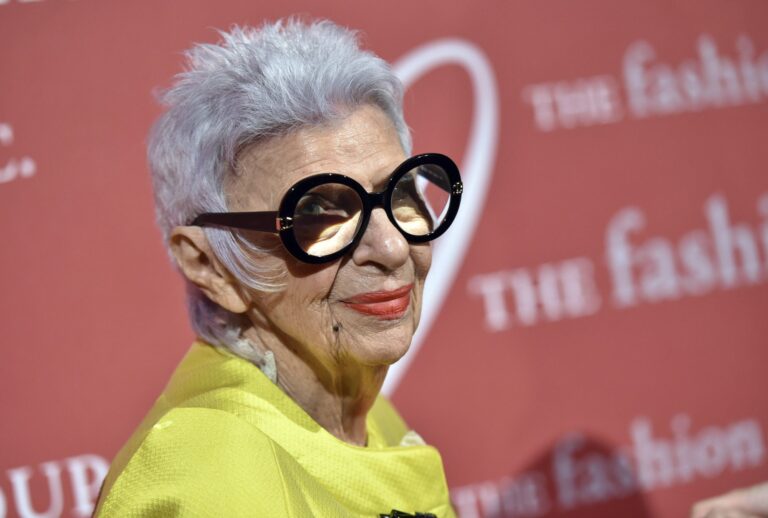 Fashion designer Iris Apfel dies aged 102 – Channel 4 News