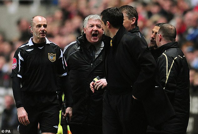 Kinnear and Hull City manager Phil Brown (in January 2009) have a confrontation on the touchline during the FA Cup Third Round Replay at St James' Park