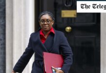 Sunak’s smoking ban passes through Commons despite senior Tory opposition